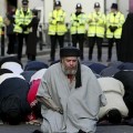 Abou Hamza dirigeant une priere de rue à Finsbury_