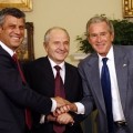 Le premier ministre kosovar Hashim Thaçi à gauche et le président des Etats-Unis George W. Bush à droite