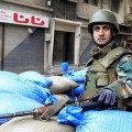 Un soldat syrien en faction dans les rues de Homs