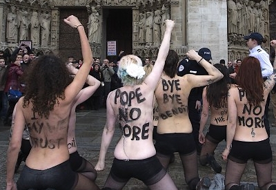 http://www.laplumeagratter.fr/wp-content/uploads/2013/02/Femen-%C3%A0-Notre-Dame-le-12-f%C3%A9vrier-2013-4.jpg