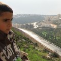 Gibreel Burnat devant le mur de la honte en Cisjordanie occupée