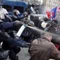 Les robocops de Manuel Valls gazant les participants de la Manif pour Tous du 24 mars 2013