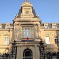 Le drapeau LGT au fronton d'une mairie d'arrondissement de Paris