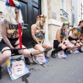 Les Femen urinent sur la photo du président ukrainien devant son ambassade..