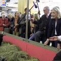 Marine Le Pen au milieu des extrêmistes de droite, des « hordes fascistes » au salon de l’agriculture (25 février 2014)