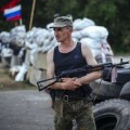 Un des combattants pro-russes qui mènent la vie dure aux forces de Kiev dans le Donbass