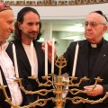 Le cardinal Bergoglio (aujourd'hui pape François) fêtant la hannuka juive, la kippa sur la tête, dans une synagogue en 2012