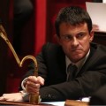 Manuel Valls, tordant un micro comme il tord la légitimité de la démocratie représentative