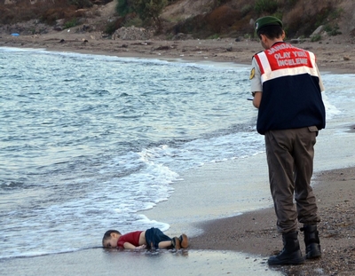 La photo du petit Aylan mort...Tout est bon aux médias et à nos politiciens dévoyés pour