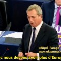 Commer Marine Le Pen, Nigel Farage éparpille façon puzzle Tatie Merkel et son caniche Hollande au Parlement Européen (07 octobre 2015)