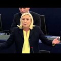 Marine Le Pen assaisonne Tatie Merkel et son « vice-chancelier » Mimolette au Parlement européen (07 octobre 2015)